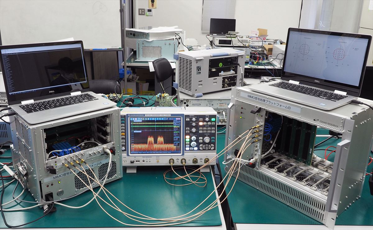 RFSoCボードによるMIMO伝送実験の様子
